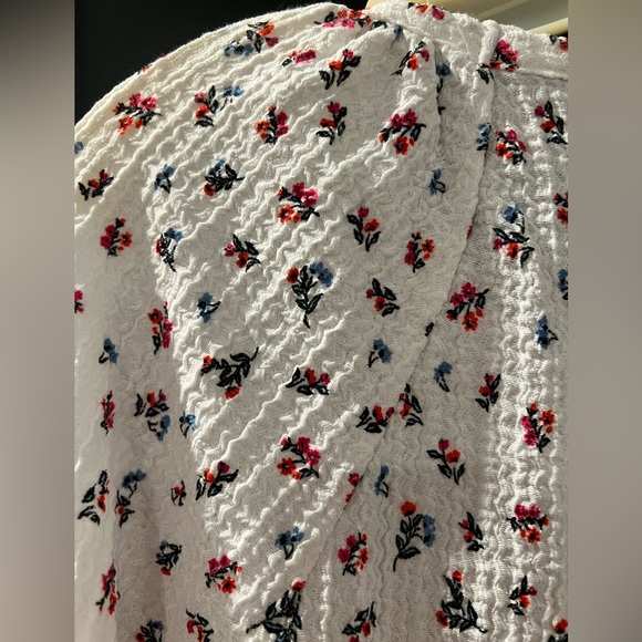 LOFT / White Long Sleeve Relaxed Shirt Covered with Colorful Little 🌺 Flowers - Picture 3 of 6